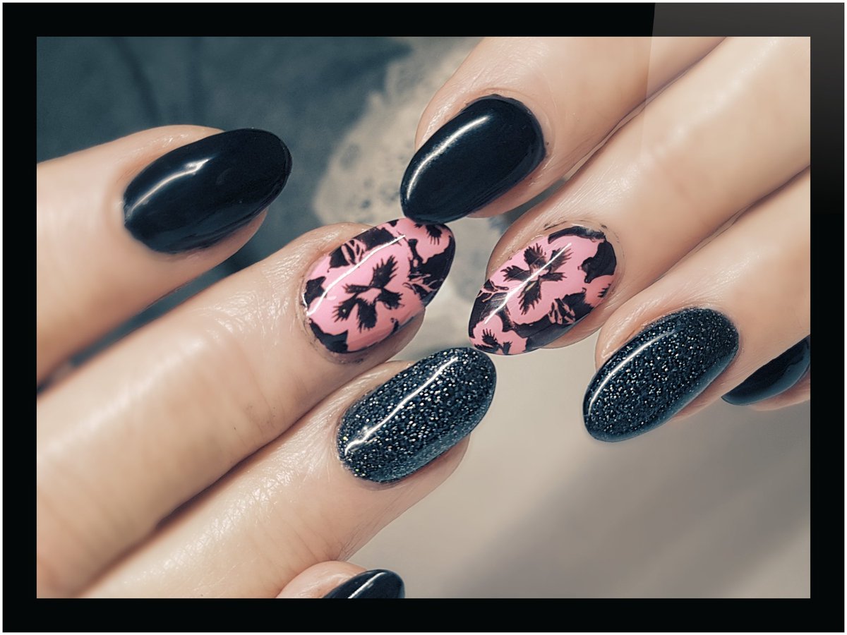 AvrilRobson12's tweet photo. Another hapoy client with nails to match her outfit https://t.co/0jNTiR6vhM
