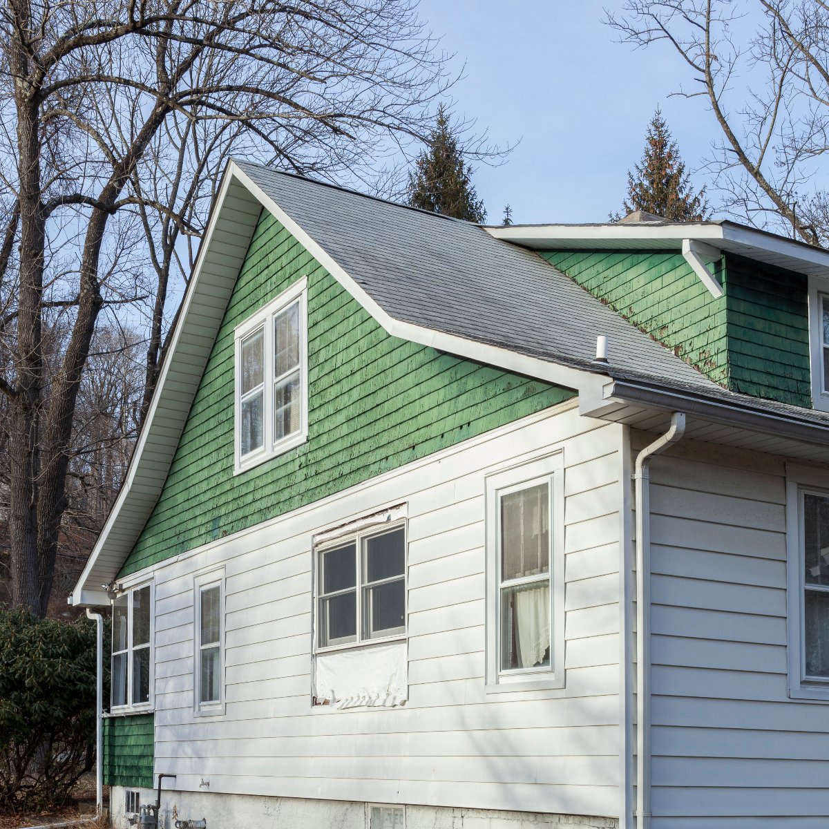 JamesHardie's tweet photo. These homeowners said goodbye to their worn wood siding, in favor of long-lasting HardiePlank® lap siding in a dramatic high-contrast color scheme. Explore more before and afters: https://t.co/Fj7dgoBTfn https://t.co/hV0wvc8Uwh