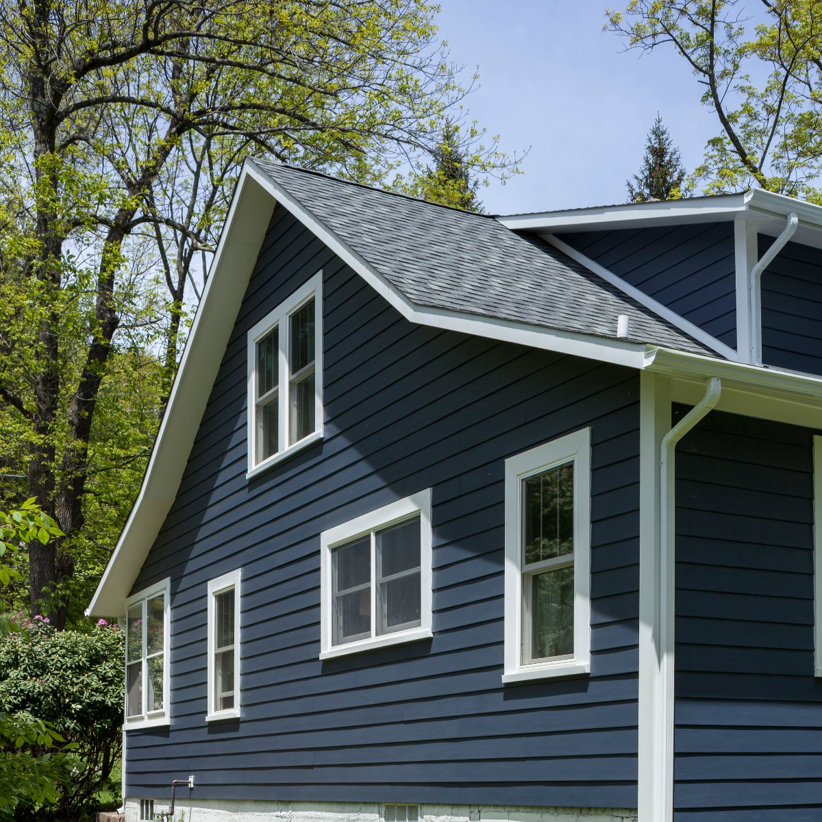 JamesHardie's tweet photo. These homeowners said goodbye to their worn wood siding, in favor of long-lasting HardiePlank® lap siding in a dramatic high-contrast color scheme. Explore more before and afters: https://t.co/Fj7dgoBTfn https://t.co/hV0wvc8Uwh