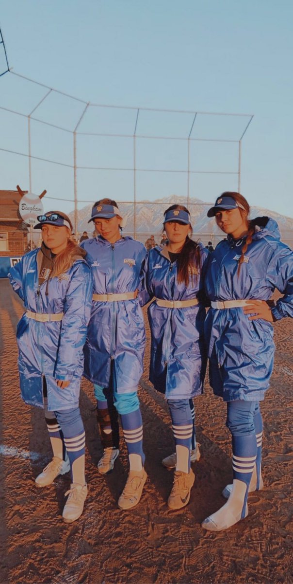 WERE HEADED TO VEGAS BABYYYY! 💛💙