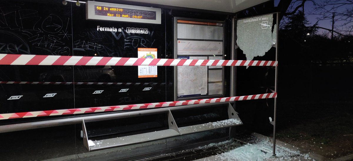 Joey1711's tweet photo. @atm_informa via Valsesia,Mi. Fermata 10047 ed anche quella difronte!...ma perché la gente fa ste cose?!.. Ragazzi, se potete, venite presto a tirar giù il resto del vetro attaccato!! #Milano #ATM https://t.co/f4SEqDhS4L