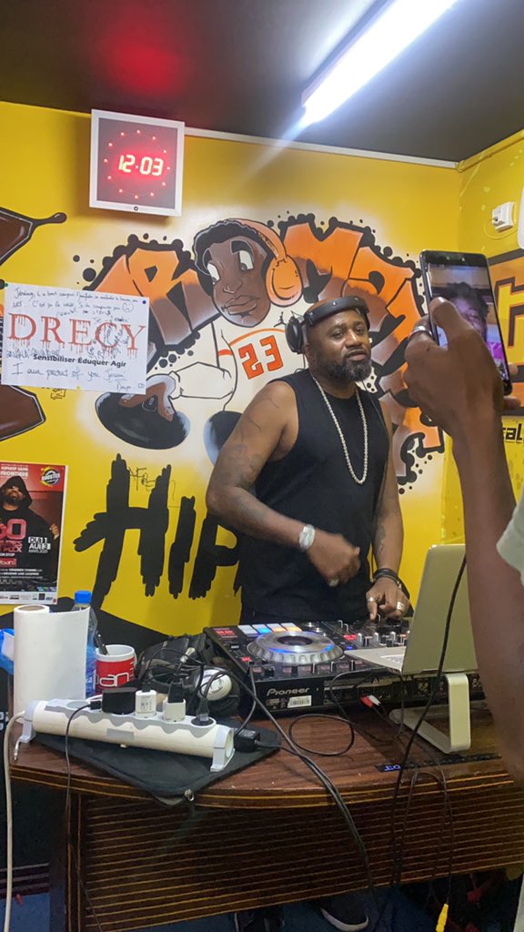 Il a commencé à 10h sur UrbanFM 104.5 la station urbaine il est déjà minuit et il doit atteindre 60h de Mix. #djfleomix #urbanfm #hiphop #gabon #djfmk #libreville #afrique
