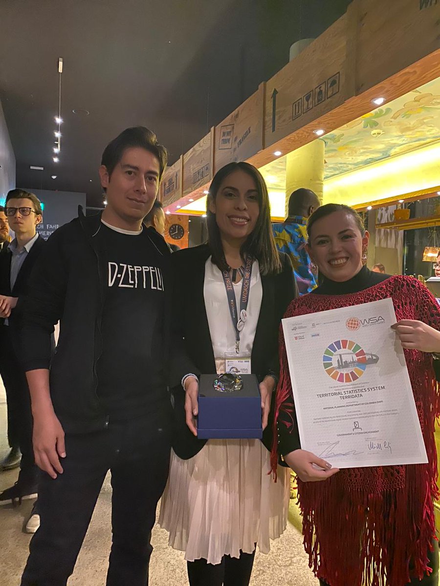 DNP_Colombia's tweet photo. #AEstaHora es reconocido el @DNP_Colombia como ganador con #Terridata en la categoría Gobierno y Compromiso Ciudadano por ser una de las mejores innovaciones digitales del mundo. #DNP compitió con 800 propuestas en el congreso global de los #WSAVienna. https://t.co/hhJeAaZUS8
