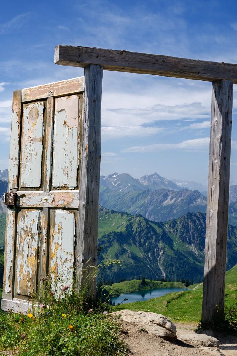 ValaAfshar's tweet photo. You will not remember how much money you made throughout your career.

However, you will most certainly remember every single person that kindly opened a career door for you. 

Opening doors for others is important and meaningful work. 

Be a door opener. Be remembered. https://t.co/VDqNBR1N0P
