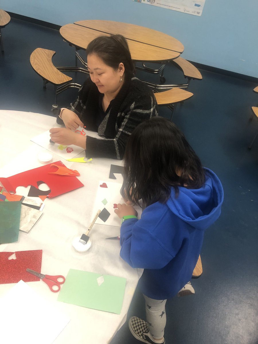 reachforreading's tweet photo. Students and parents working hard on their collages! @longbranch_es @gzaberer @LionPrideVPI https://t.co/DiJ9d8LiVI