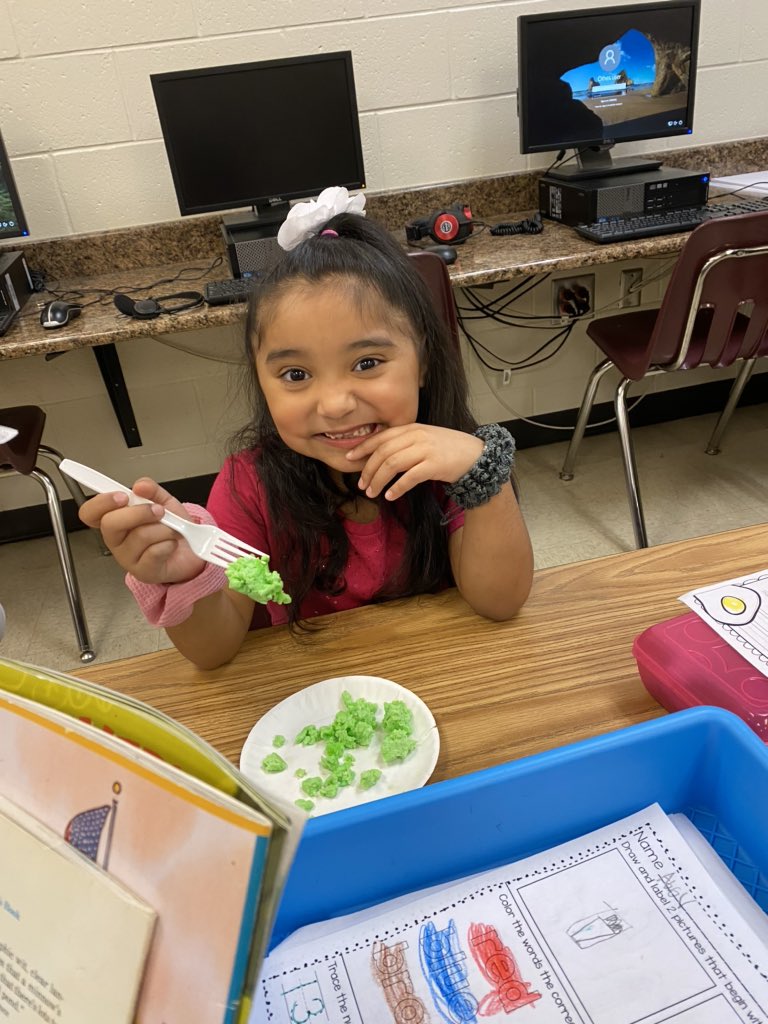 Reading and eating Green Eggs and Ham to wrap up our Dr. Seuss celebrations. We loved having a parent read it in Spanish while I read it in English. <a href="/ClarkCreekSTEM/">Joey Moss</a> <a href="/ms_driskell/">Chrissie Driskell</a> #Kindergarten #ESOL
