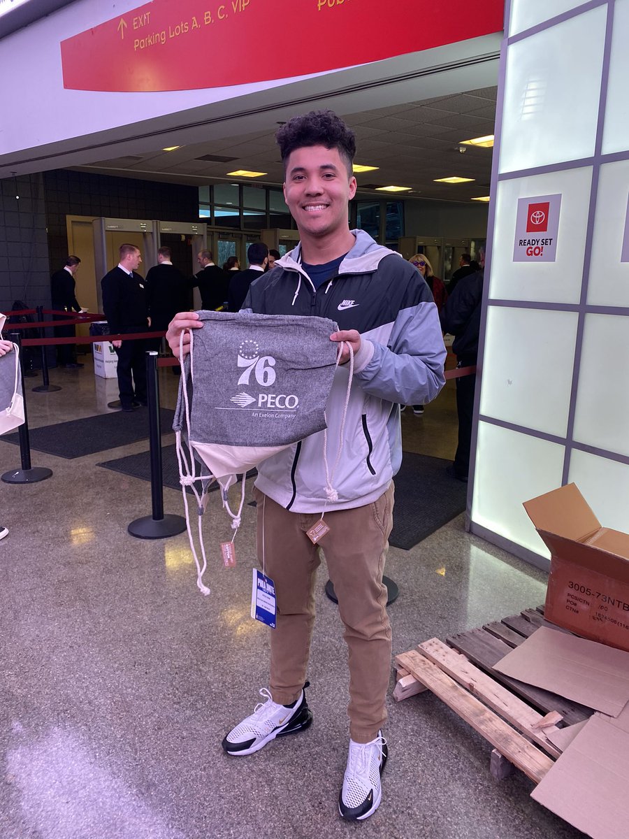 PECOconnect's tweet photo. Lucky fans getting some PECO swag at the @sixers game. #GoGreenNight powered by PECO. #PhilaUnite https://t.co/GSHIq63Xpo