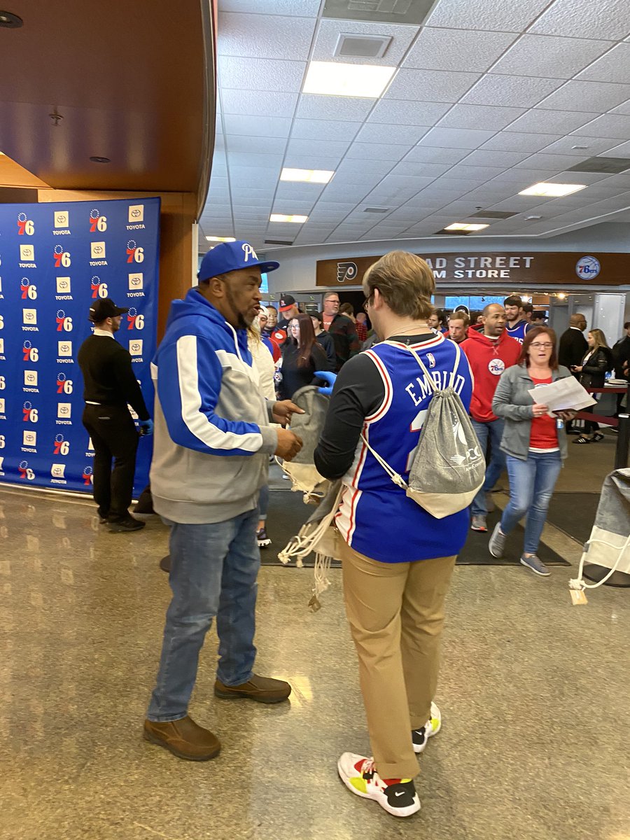 PECOconnect's tweet photo. Lucky fans getting some PECO swag at the @sixers game. #GoGreenNight powered by PECO. #PhilaUnite https://t.co/GSHIq63Xpo