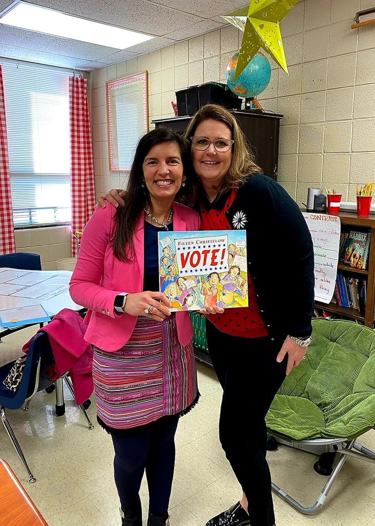 CarrieTergin's tweet photo. #VOTE! #JCReads #DropEverythingAndRead #JCMO #MayorTergin @JCSchools_ 📚❤💚📚📚📖📚 https://t.co/MJIVZEI0Mw