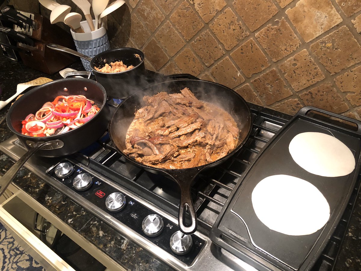alisahopewagner's tweet photo. You know you can cook if you use all the burners on the stove. #fajitas #momcancook #cooking #dinner https://t.co/eHyI8nGCHK