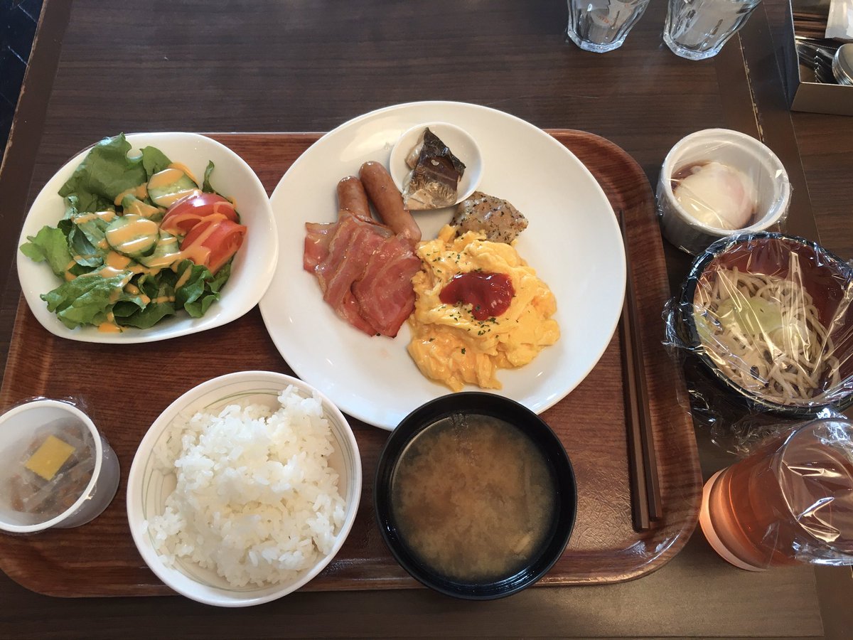 めいじん おはようございます 御茶ノ水のホテルで迎える朝 恒例の 朝食バイキング全食チャレンジ バイキングはトング使うからか ご飯かパンか選択 決められたお膳が運ばれて来た ジュースやそばは個別にラップされて自由に コロナウイルス対策