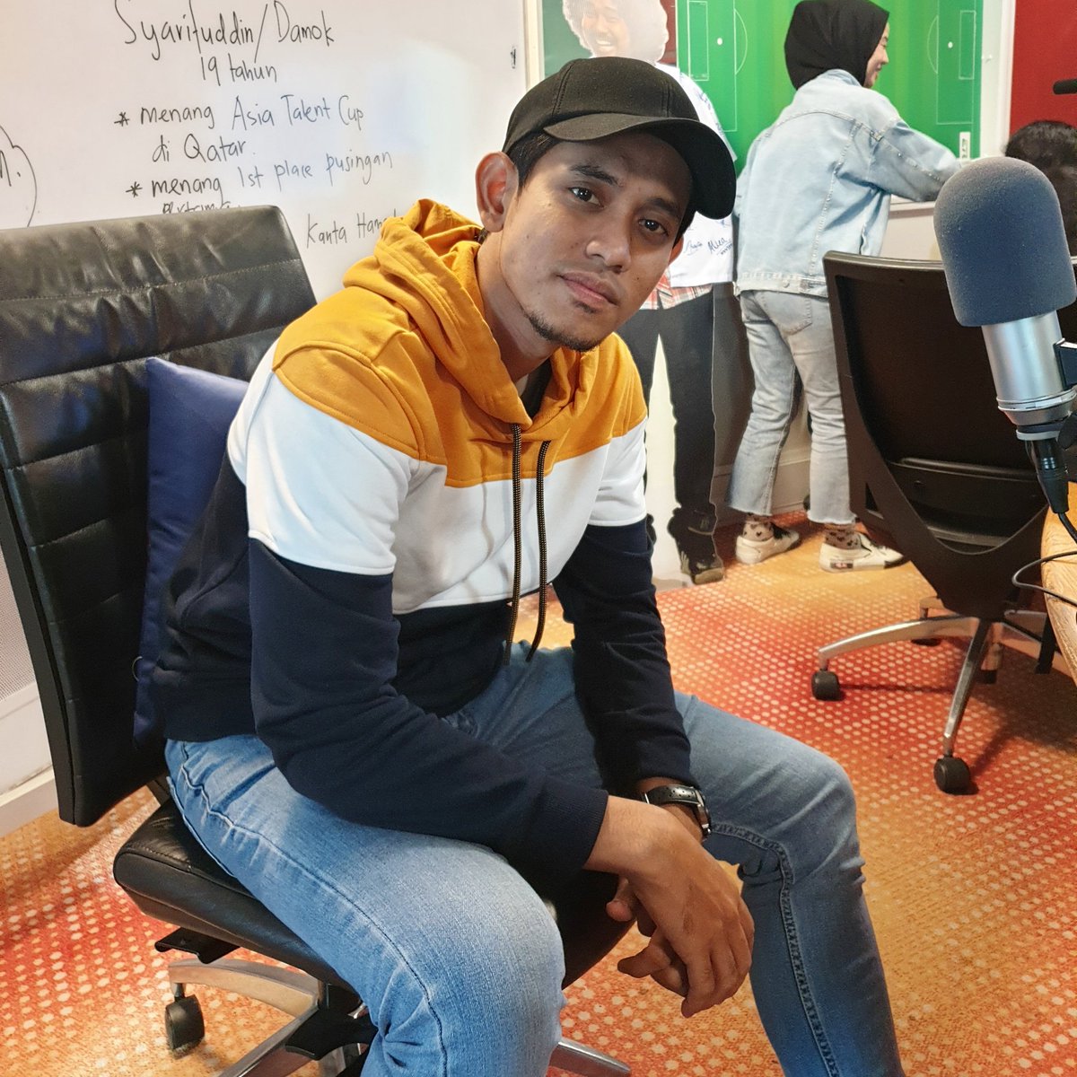 ERAdotje's tweet photo. Morning gaisss, pagi ni kitaorang ada @khaibahar94 kat studio. Kitaorang nak buat challenge #ASMR dengan dia. Stay tune ok dengan kitaorang. 😄 #JoHaRaPagiERA https://t.co/U9LTvugeUj