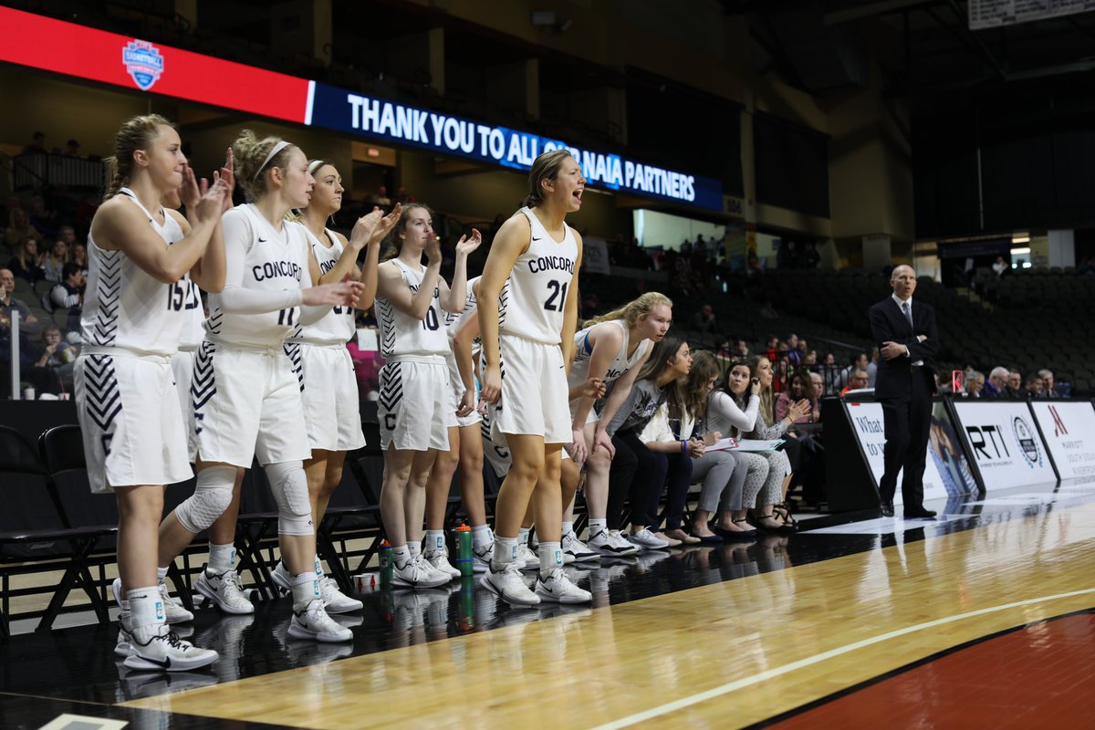 NAIA's tweet photo. The louder the bench, the better you play 👏👏

#NAIADIIWBB #PlayNAIA https://t.co/30h8tCl30j