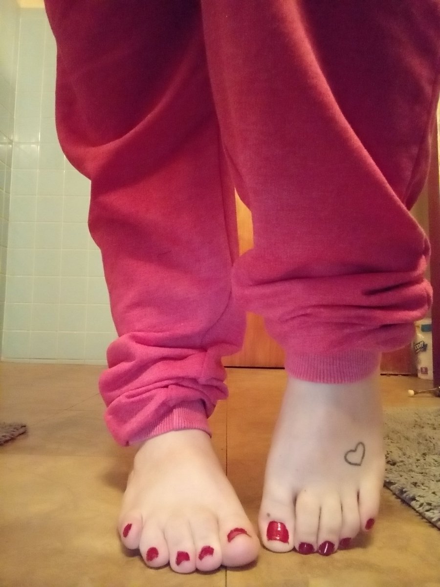 PKitty92's tweet photo. New profile pic(; These feet need some love tho! #feetlover #redtoenails #feet #foot #feetworship #dmswelcome https://t.co/fSg3MjMTWx