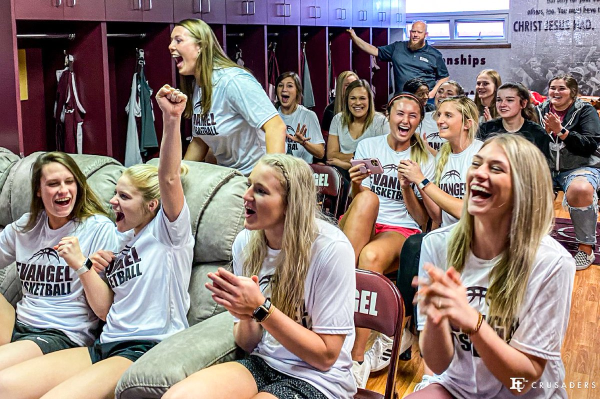EvangelWBB's tweet photo. We love this show. 

#NAIADIWBB https://t.co/gOKwoTnuBk