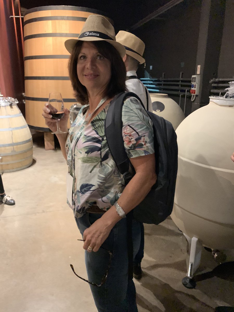 marta_cruz's tweet photo. Escuchando la historia de @sbalbowines y visitando la bodega. Realmente un ejemplo para el ecosistema de empresarios a nivel mundial #NXTPAgTech @nxtpyne https://t.co/TDQuhqmAcm