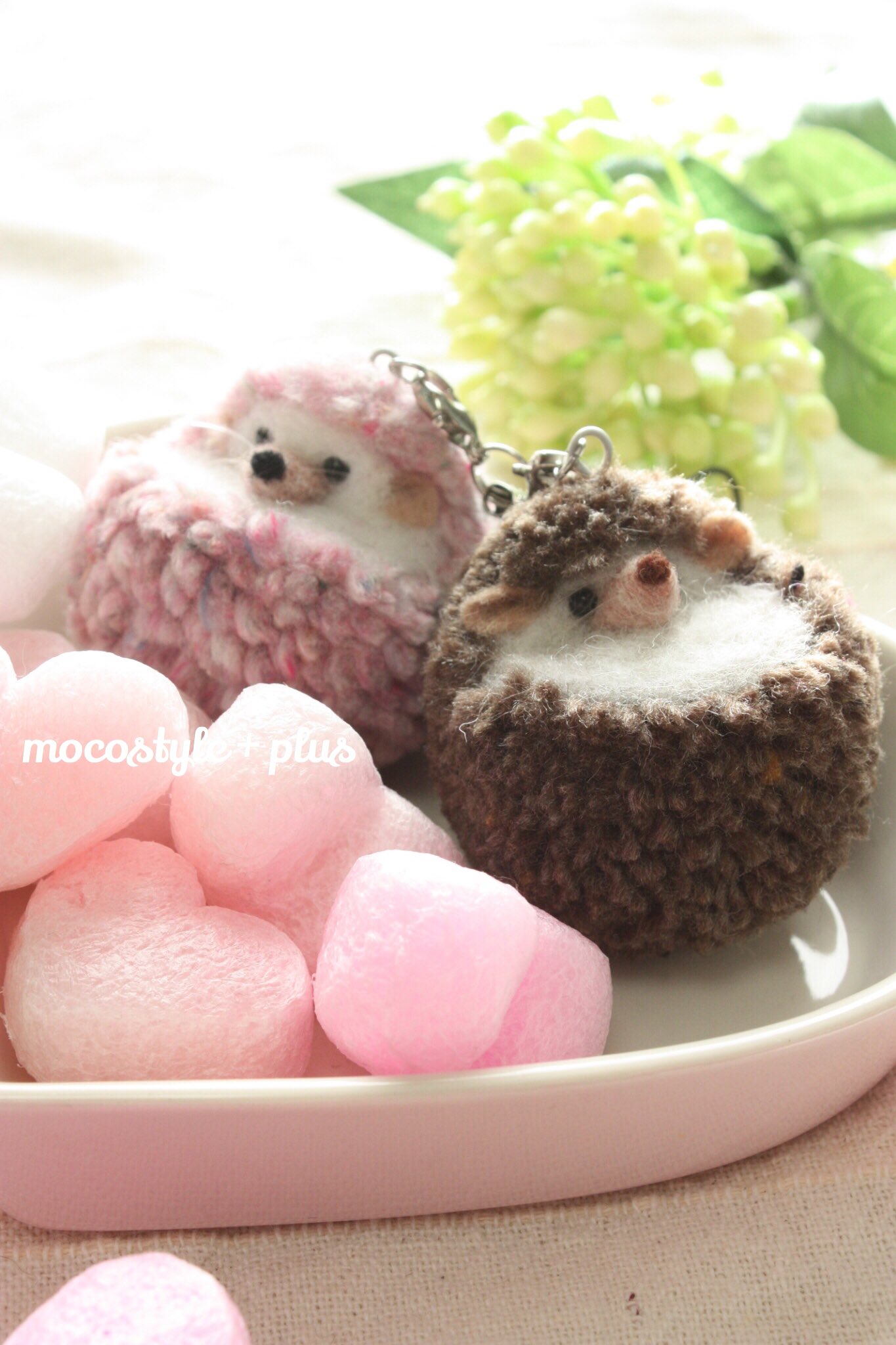 カトユリ Mocostyle Plus 羊毛ﾌｪﾙﾄ Pa Twitter 通常の制作の合間に小さなオーダー品が完成しました ピンクの ハリネズミとこげ茶のハリネズミ コロコロとしたハリネズミストラップです フェレット制作は微調整中です 羊毛フェルト 羊毛ストラップ