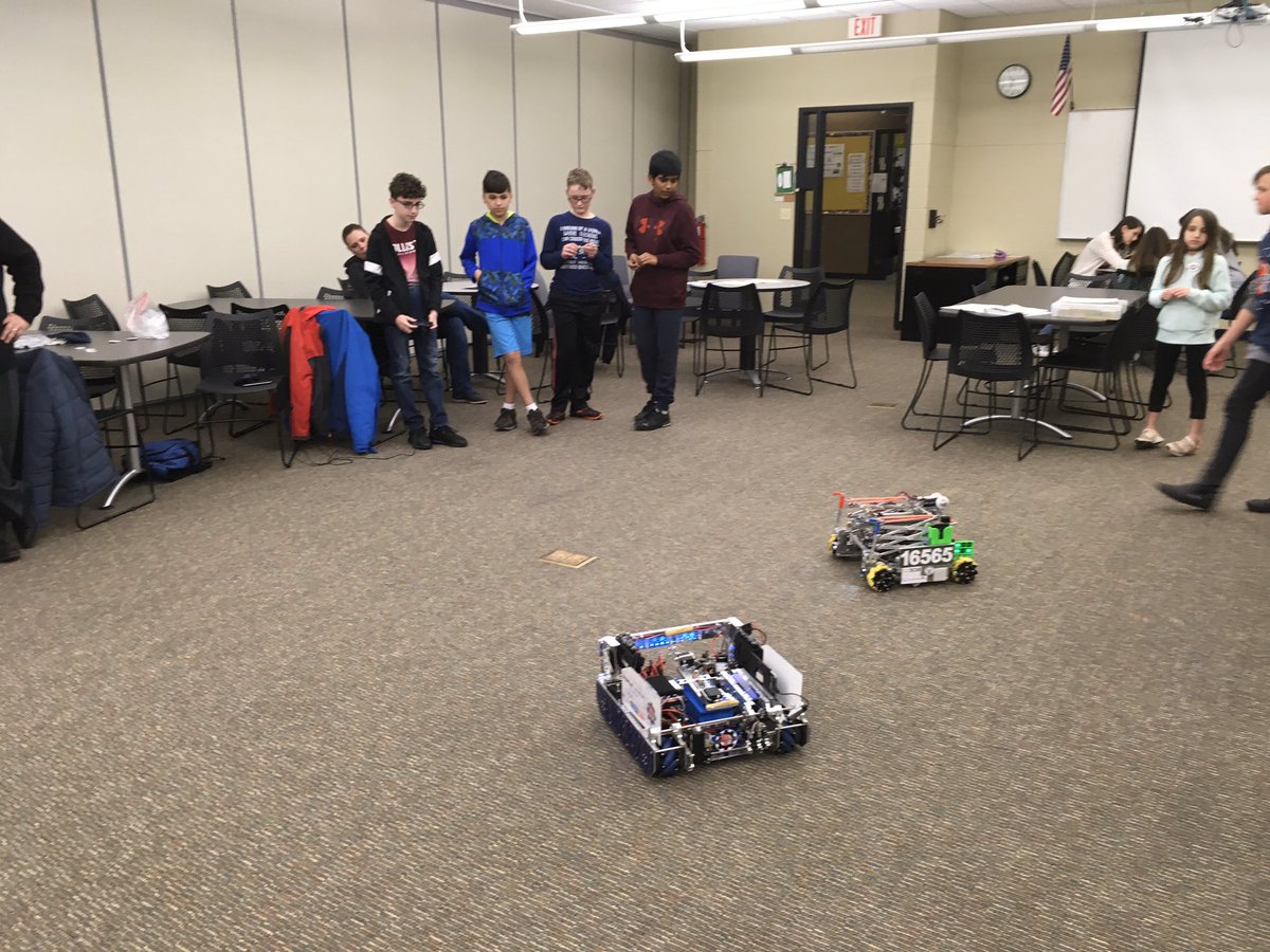 Plank Junior High STEAM night! #STEAM #FIRSTweets <a href="/oswegorobotics1/">oswegoroboticsftc</a>