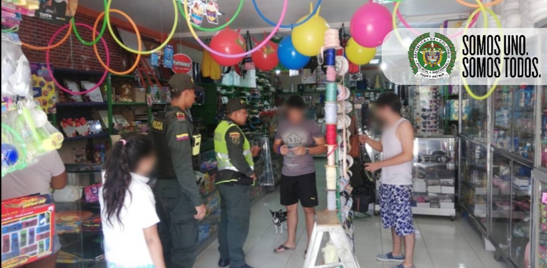 PoliciaNeiva's tweet photo. Nuestros uniformados de la Estación Aipe, realizan campaña contra el hurto a comercio, mediante la entrega de volantes con recomendaciones, con el fin de prevenir este flagelo. #SomosUnoSomosTodos #ConstruyendoSeguridad https://t.co/43jwnJ1qji