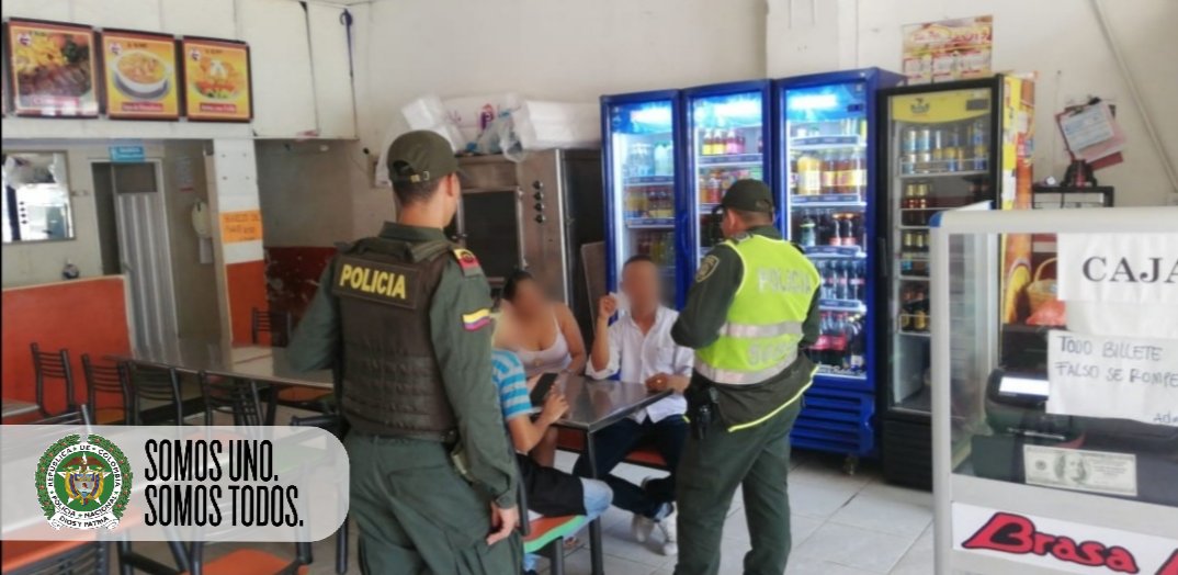 PoliciaNeiva's tweet photo. Nuestros uniformados de la Estación Aipe, realizan campaña contra el hurto a comercio, mediante la entrega de volantes con recomendaciones, con el fin de prevenir este flagelo. #SomosUnoSomosTodos #ConstruyendoSeguridad https://t.co/43jwnJ1qji
