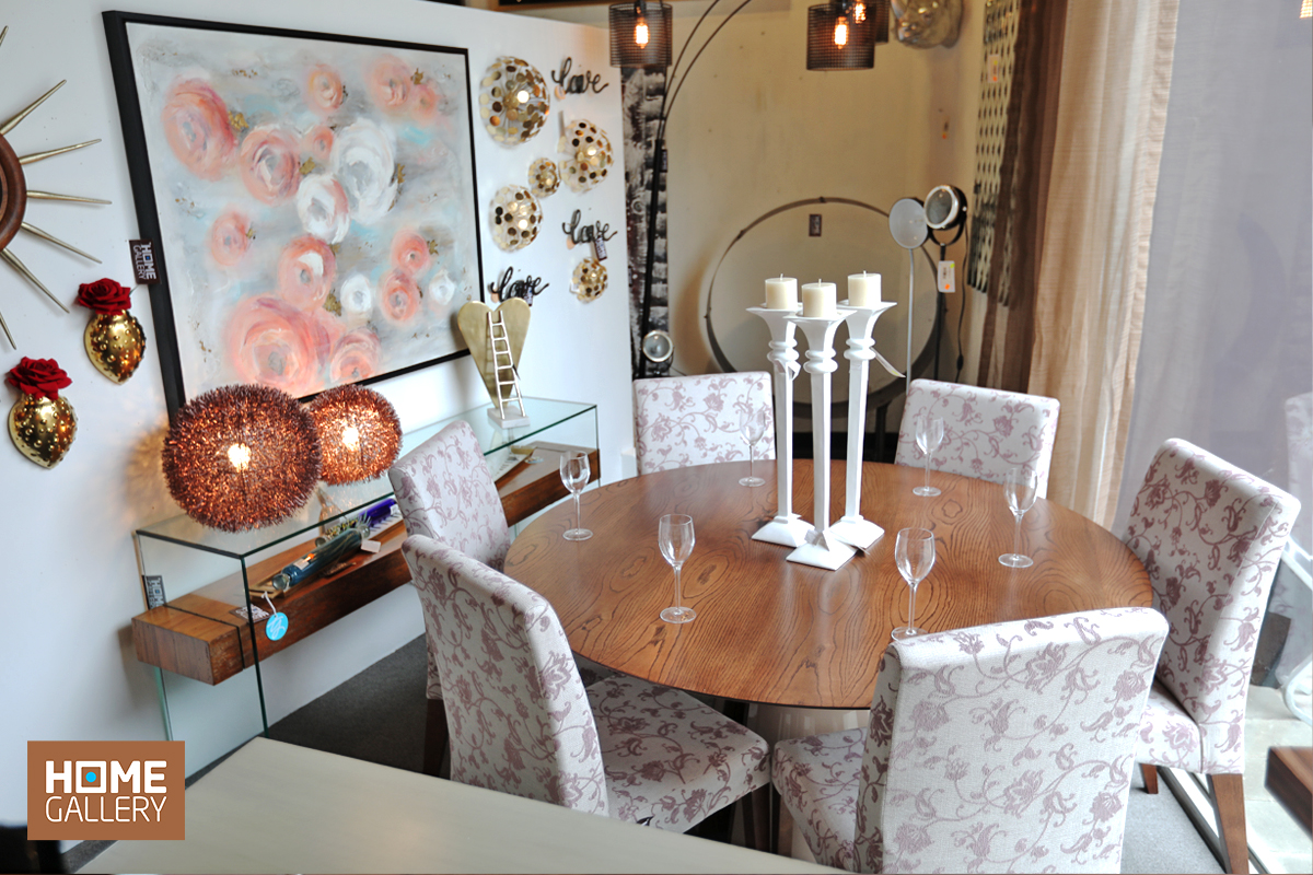 En el caso que pretendas decorar o remodelar una casa desde cero, una buena idea sería comenzar desde el salón principal, con un bello comedor tapizado como éste. #HomeGallery.