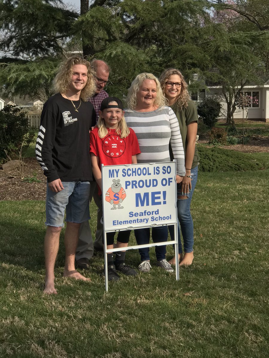 SESBulldog's tweet photo. What an awesome night honoring our next recipients of Seaford’s Signs of Excellence! We are proud of our Bulldogs! 🧡💙 #SignsOfExcellence #SESBulldogs https://t.co/5G4mcZ0bLG