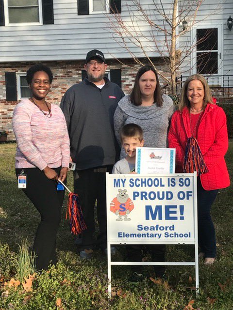 SESBulldog's tweet photo. What an awesome night honoring our next recipients of Seaford’s Signs of Excellence! We are proud of our Bulldogs! 🧡💙 #SignsOfExcellence #SESBulldogs https://t.co/5G4mcZ0bLG