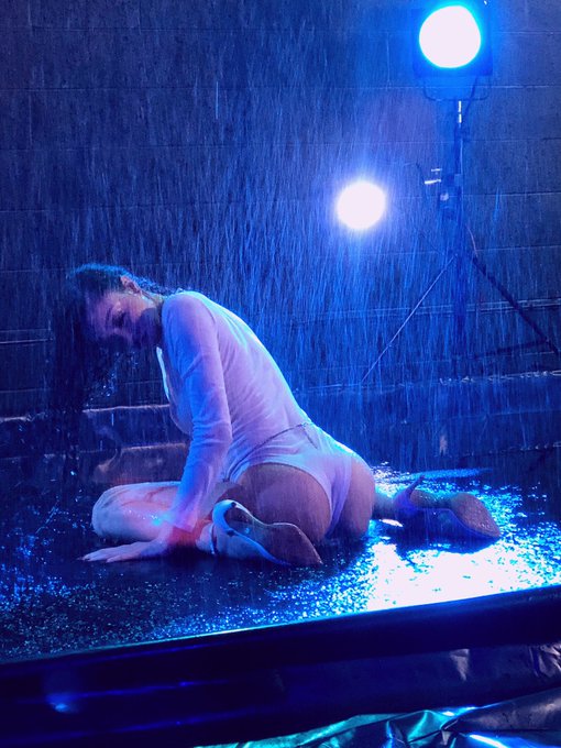 so much fun on set yesterday 💙 https://t.co/F8oT6IrG8Y