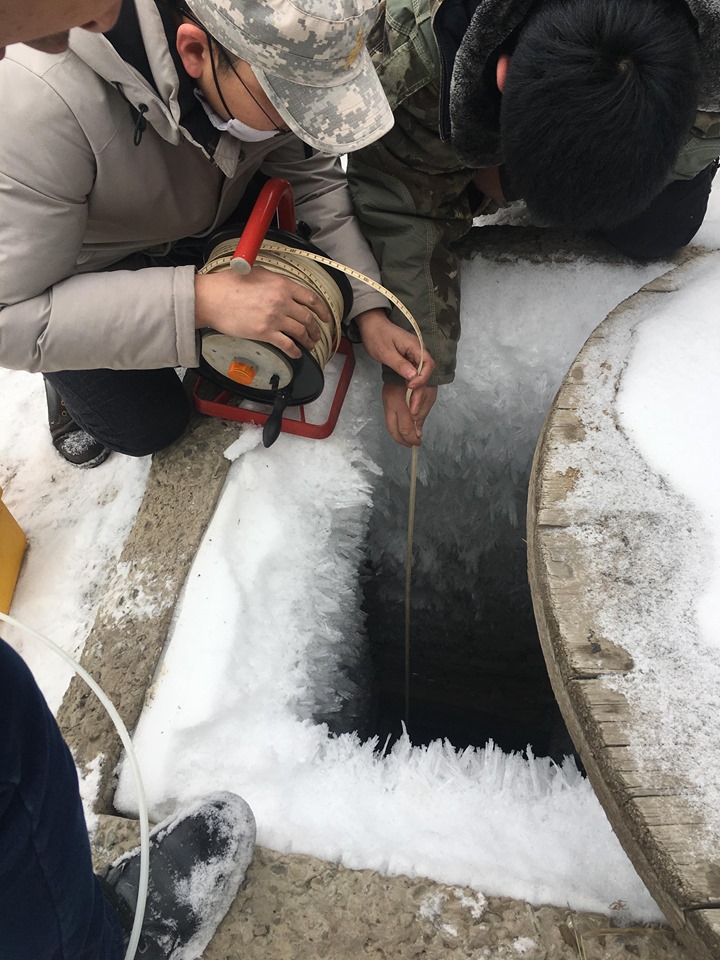 МУИС-тай хамтран хийж буй “Улаанбаатар хотын гэр хорооллын хүн амд ундны уснаас үзүүлэх эрүүл мэндийн эрсдлийн судалгаа”-ны ажлын хүрээнд Сонгинохайрхан, Чингэлтэй, Баянзүрх дүүргүүдийн гэр хорооллын айл өрхийн ашиглаж буй худгуудаас түүвэр байдлаар дээж авлаа