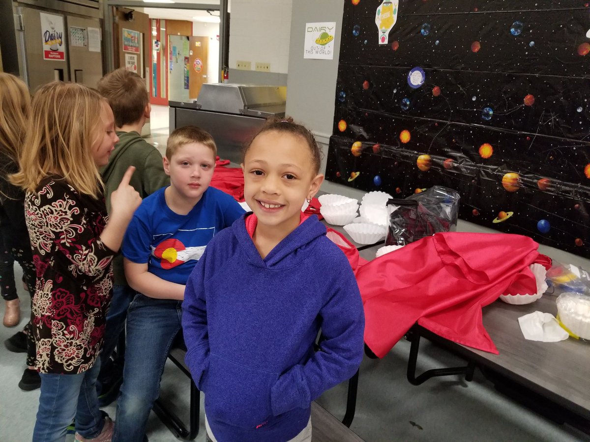 RockportHeights's tweet photo. Kindergarten Graduation photos were taken this morning! It was heartwarming to see so many young students dressed in their caps and gowns. @FoxC6Schools #FoxC6Strong #Kgraduation #raptorpride https://t.co/TOA0tNauXY