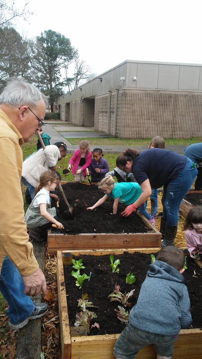 cpparentliaison's tweet photo. Rain didn't stop my Little Sprouts &amp; guardians from getting down &amp; dirty for planting season! We LOVE hands on learning! @PPS_CPI @PortsVASchools https://t.co/uy5PmnWL8c