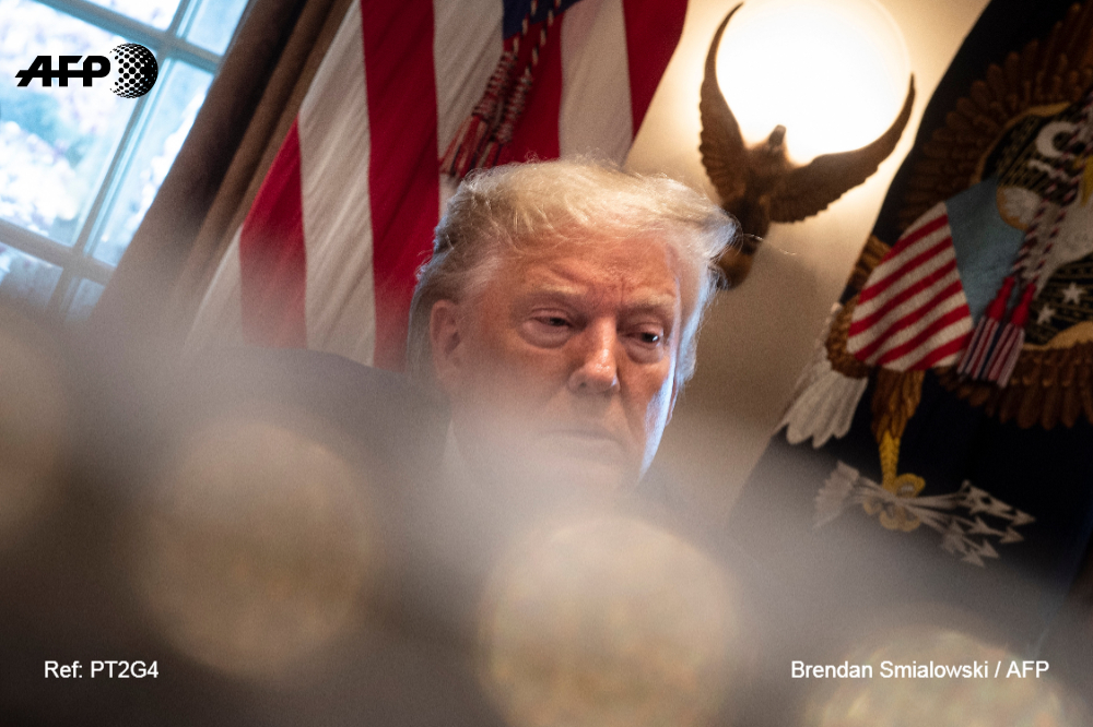 AFPespanol's tweet photo. #ÚLTIMAHORA Trump suspende "todos los viajes desde Europa" a EEUU por 30 días #AFP https://t.co/0xZgUTVYX4