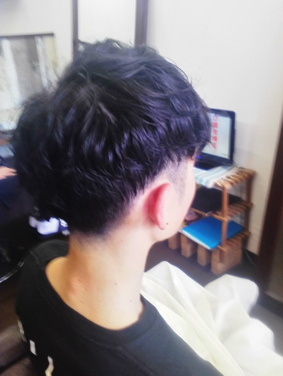 Hair 癒庵 緩めふんわりパーマ 流行りのツーブロックとの相性も良く 髪を伸ばしていきたい方にもオススメです 沖縄 泡瀬 理容室 床屋 美容室 メンズカット ツーブロック パーマ ヘアカラー ヘッドスパ フェイスエステ ノーズワックス