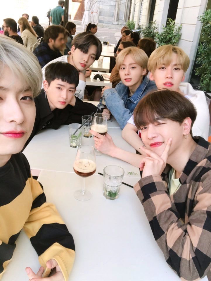 ONEUS IN ITS TIME GA 

RULES :
☽ 2 winners✨ 
☽ open internationally
☽ rt this post (i’m gonna use a rt  
   randomizer to select the winners)
☽comment w/ favorite oneus meme or 
  pic and tag <a href="/official_ONEUS/">ONEUS</a> 
☽ don’t need to be following
☽ will close when i get the albums