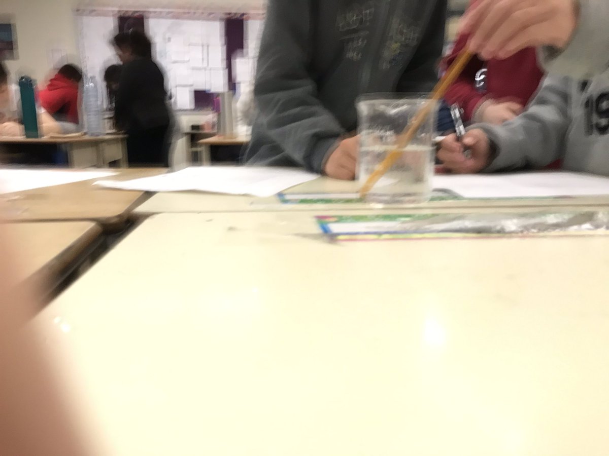 JessicaHeidt's tweet photo. Another #catchuptweet. Investigating how light is affected by water. @WilfridJuryPS #mrsheidtsgrade4 #Science #refraction https://t.co/uHR2jYyYMa