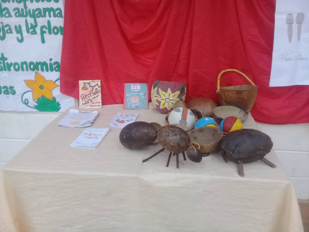 UEEC Píritu #Aragua EducaciónProductiva Con la feria de la Tapara <a href="/NicolasMaduro/">Nicolás Maduro</a> <a href="/psuvaristobuIo/">Aristóbulo Istúriz</a> @MPPEDUCACION <a href="/RosangelaOrozco/">Rosangela Orozco</a> <a href="/RMarcoTorres/">Rodolfo Marco Torres</a> <a href="/leoalvacabrera/">Prof. Leonardo Alvarado</a> @ZE_Aragua <a href="/AraguaEducacion/">Sec. de Educación</a> <a href="/RonaLop14029419/">Rona Lopez</a> <a href="/LocalZamora/">Centro Local de Formacion Zamora</a>