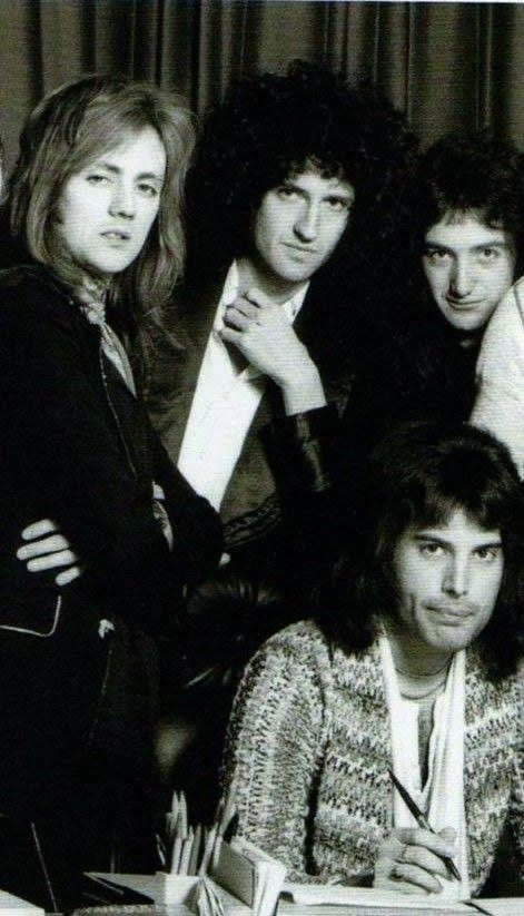 Mery_LovesFredd's tweet photo. @gott_julie @Nina201710 @OIQFC @QueenieOfNorway @_merina__ @violetnyanco @freddiequeenluv @rogbrijohnfred4 @misfeller @shoko615 @risudayon @freddie_addict @ugt7fmCbU9EdwvK Thank you darling Jules. Enjoy your week too!!💞

#queen https://t.co/sBNJBArT3G