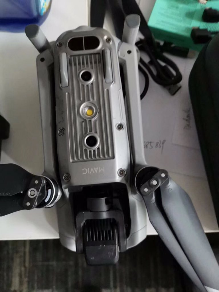 Drones_MX's tweet photo. Se filtran primeras fotos de un posible #DJI #MavicAir2 en #Twitter.

Color semejante al #MavicMini, mayor tamaño, mayor cantidad de sensores, y LED inferior como el @AutelRobotics Autel Evo 2.

#drones #drone #noticias #leak #djileaks #filtración https://t.co/ZlIwXNE2Io