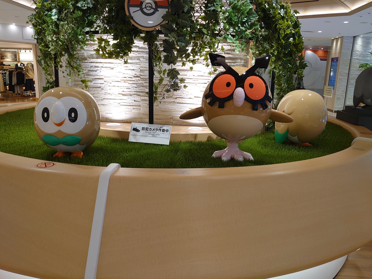 タカピカ ポケセンメガトウキョーとピカチュウスイーツの間にできたモクロー広場です モクローの石像 からいろんなかわいいポケモンがいます ポケモン