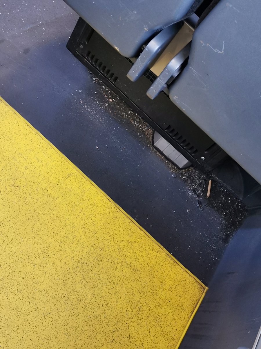 Mandyyyx's tweet photo. @BrengOV in bus 5443 die nu als lijn 331 naar Velp Zuid rijdt, heeft nog glas onder de stoelen liggen (van denk ik een ruit die stuk is gegaan in het verleden) https://t.co/LHzUig14wv