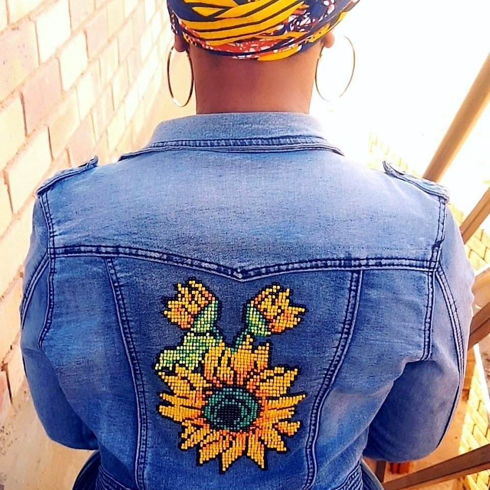 tutti_za's tweet photo. A boity full sunflower 🌻 

Art work by @tutti_za https://t.co/0oAflJ6rwB