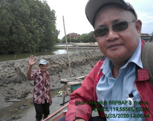 ila_namsu's tweet photo. Maros. 12 03 2020. Giat hari ini jumpa seorang peduli lingkungan "Dahlan" bukan "DI**N mulungin sampah botol plastik sekitar tambak warga. Aksi kecil efek besar @puslatluhkp @BudidayaKKP @BRPBAP3_Maros https://t.co/XnLajJZzzs