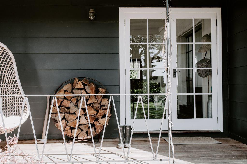 Immersed in the hills of the #MorningtonPeninsula... escape to this rustic retreat 🏡 Perfect for a special weekend away with the family 💚 hmwy.io/ElmFarmhouseTW