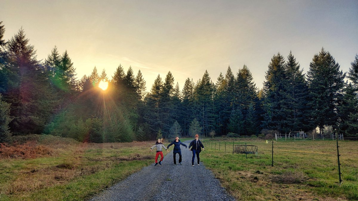 sed's tweet photo. Family walk to the mailbox. #family #motherandsons #siblings #pajamas #werenormal #driveway #sunset #sundown #eveninglight #rural #beavercreekoregon #teenagers https://t.co/sObyqowqQc