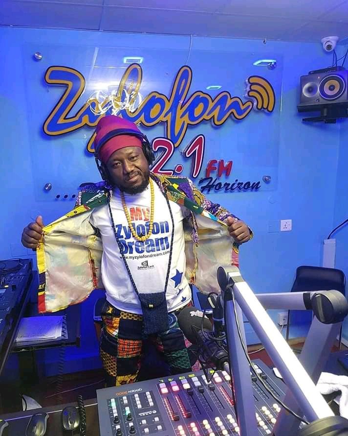 BORBOR_SLY's tweet photo. Its here again the #TaxJam pon @zylofon1021fm with the #Airwave controller @Blakkrasta on the #TaxiDriverShow more π₯π₯π₯π₯ #AfricanHistoryClass #TimbuktuByRoad @larrykreal @mbanaanburidiba @SheilaSakyi1 @Teejay63 @Selikemcephas1 @JohnCena @RastaKwadzo @RazakOil @jahnyc10 https://t.co/ytP06i06Q5
