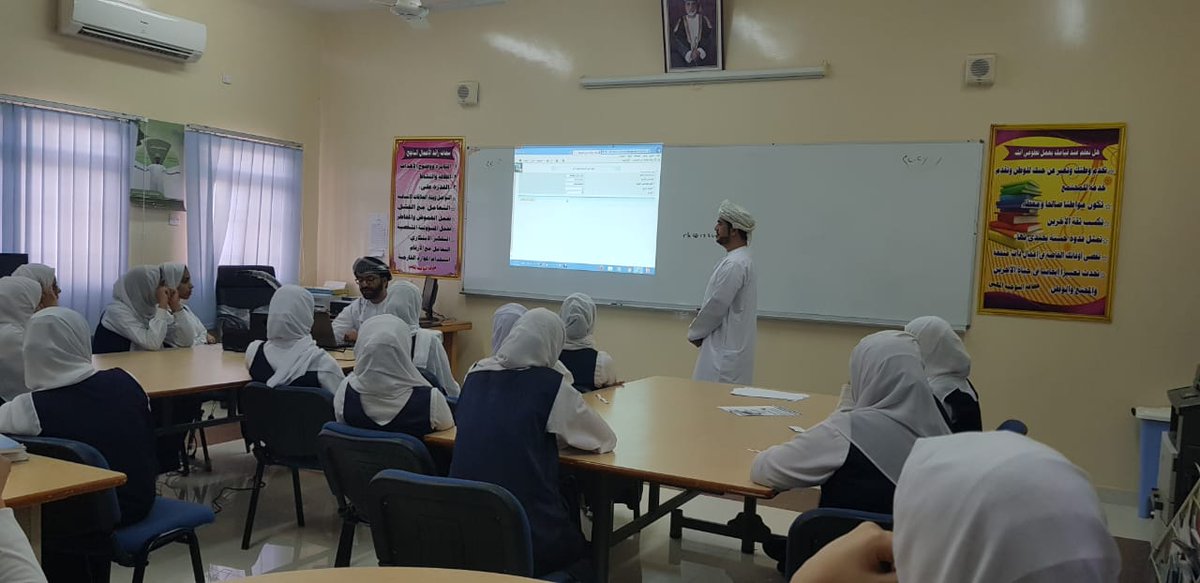 بالتنسيق بين أخصائي التوجيه المهني الأستاذ طارق المعمري وأخصائي قواعد البيانات الأستاذ محمد البلوشي شرح طريقة إدراج خيارات الطالبات للمواد الدراسية في البوابة التعليمية لطالبات الصفين العاشر والحادي عشر