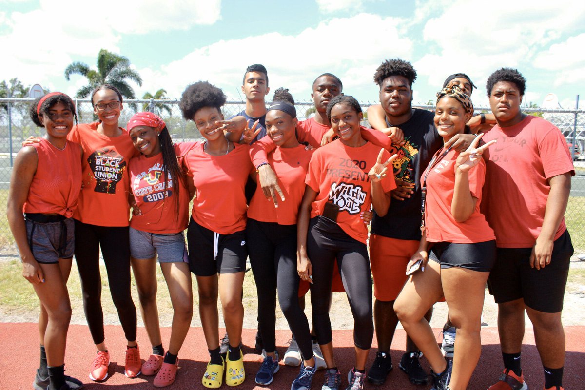 gatorsof2020's tweet image. Hope you all had a great time at Senior Field Day! Congrats to Teams Backyardigans, Minorities, and No Limit for getting first, second, and third! dropbox.com/sh/y9fbq8ogi20…