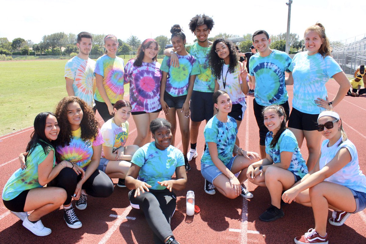 gatorsof2020's tweet image. Hope you all had a great time at Senior Field Day! Congrats to Teams Backyardigans, Minorities, and No Limit for getting first, second, and third! dropbox.com/sh/y9fbq8ogi20…