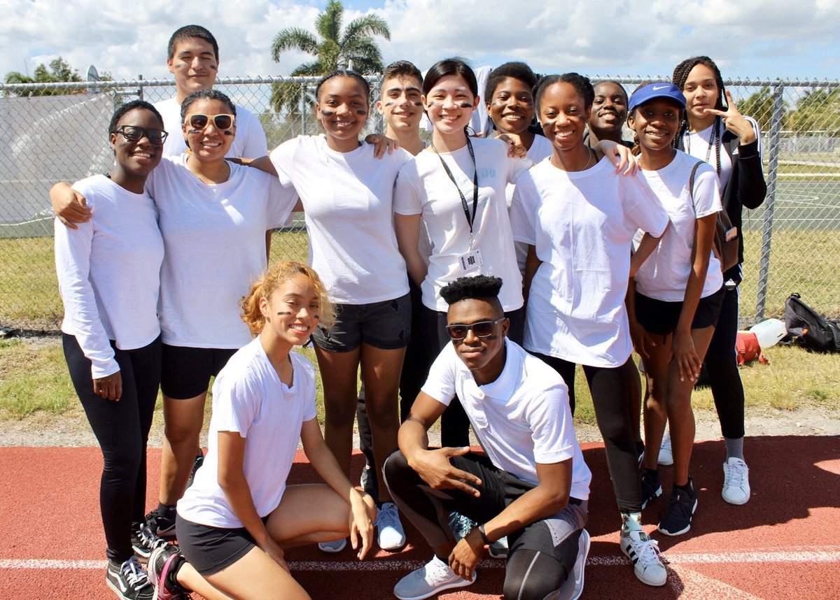 gatorsof2020's tweet image. Hope you all had a great time at Senior Field Day! Congrats to Teams Backyardigans, Minorities, and No Limit for getting first, second, and third! dropbox.com/sh/y9fbq8ogi20…