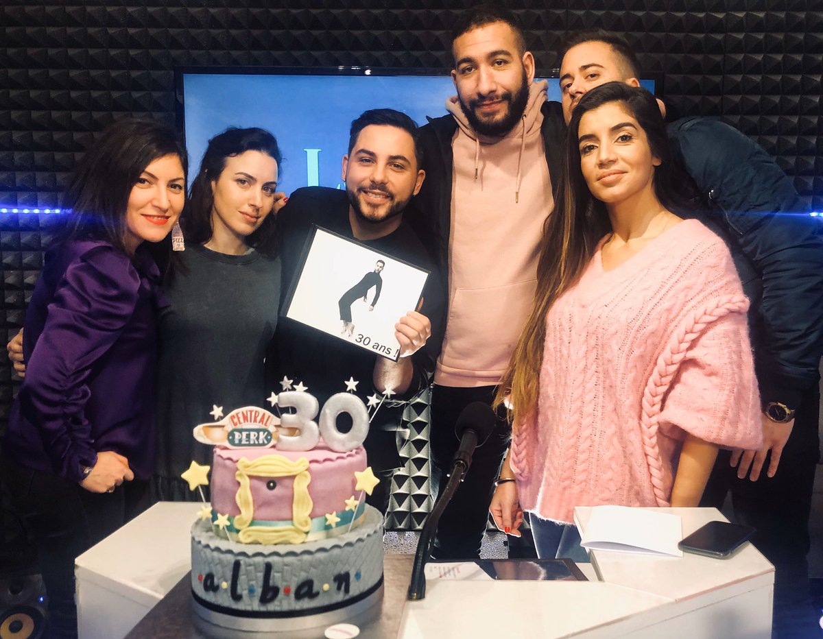 Less_andthecity's tweet photo. Retrouvez le replay de l’émission d’hier spéciale anniversaire des 30 ans d’ @AlbanBartoli avec @Maude_Official @Sarahkaddourr @Anthonycolette_ @Malikamraoui et @andreaskastrino ici :
https://t.co/O80m7gQaAw https://t.co/8dDWgyRv0C